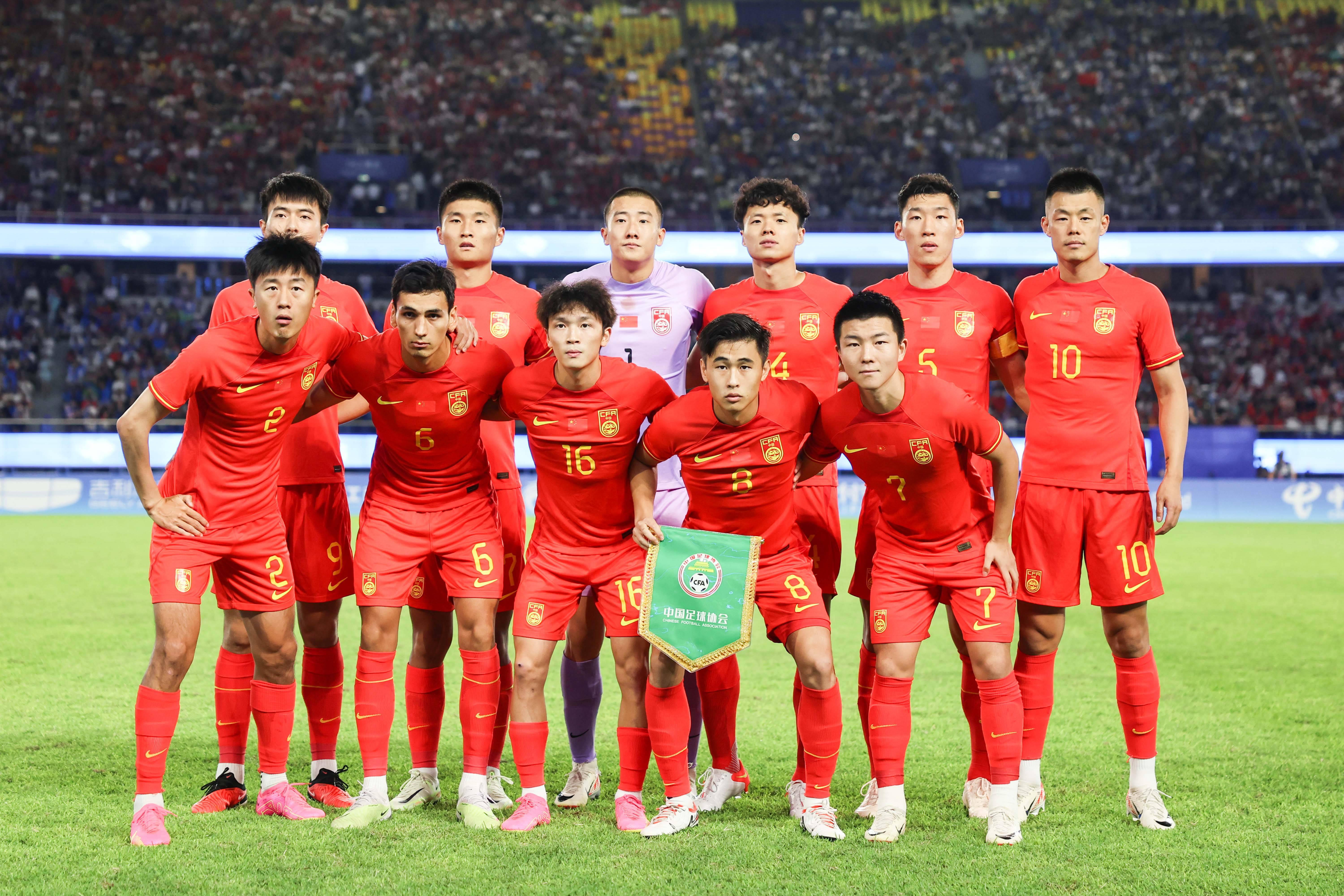 中国足球运动员在赛场上体现出众实力