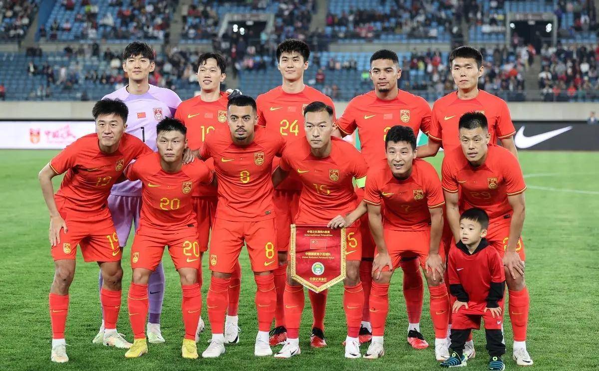 中国足球运动员在赛场上体现出众实力