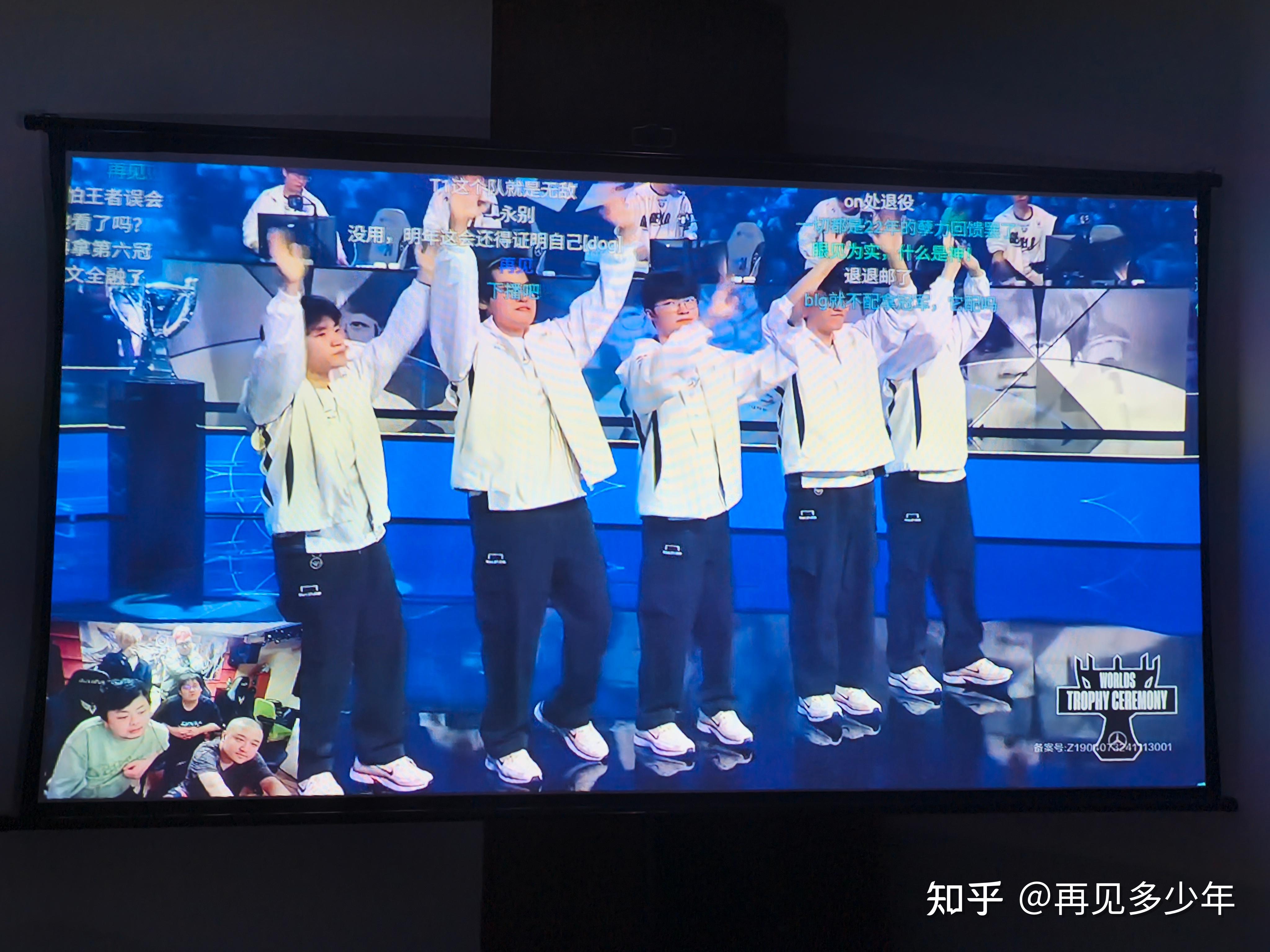 Faker回归赛场，突破纪录首场状态亮眼，篮网观众沸腾！